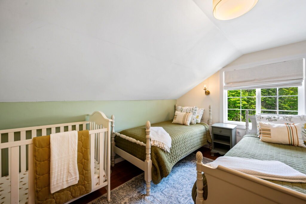 Oak & Orchard Kids Room with crib