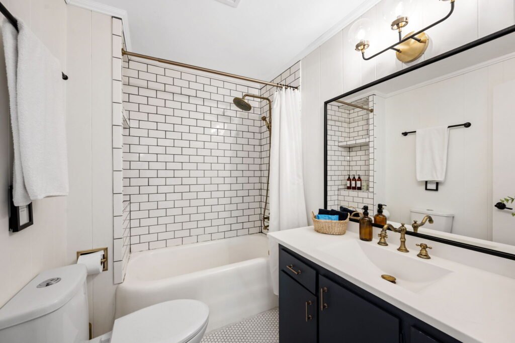 Oak & Orchard Bathroom 1