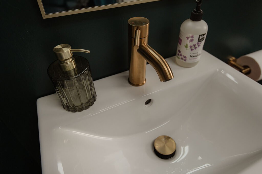 Bathroom sink
