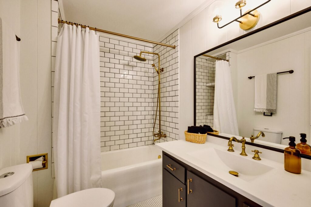 Oak & Orchard Bathroom 1